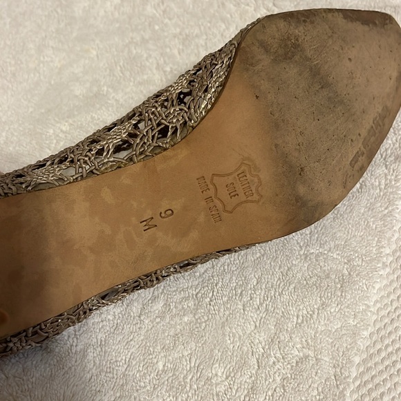 Intricate Lace pattern tan/cream 3in heels RED by Ramon Tenza size 9 - Picture 5 of 6